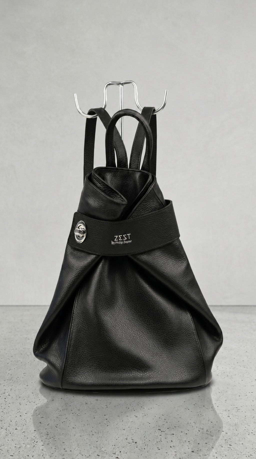 Zaino in Pelle - ZS-2522 – front view on neutral background – ZEST by Philip Zepter