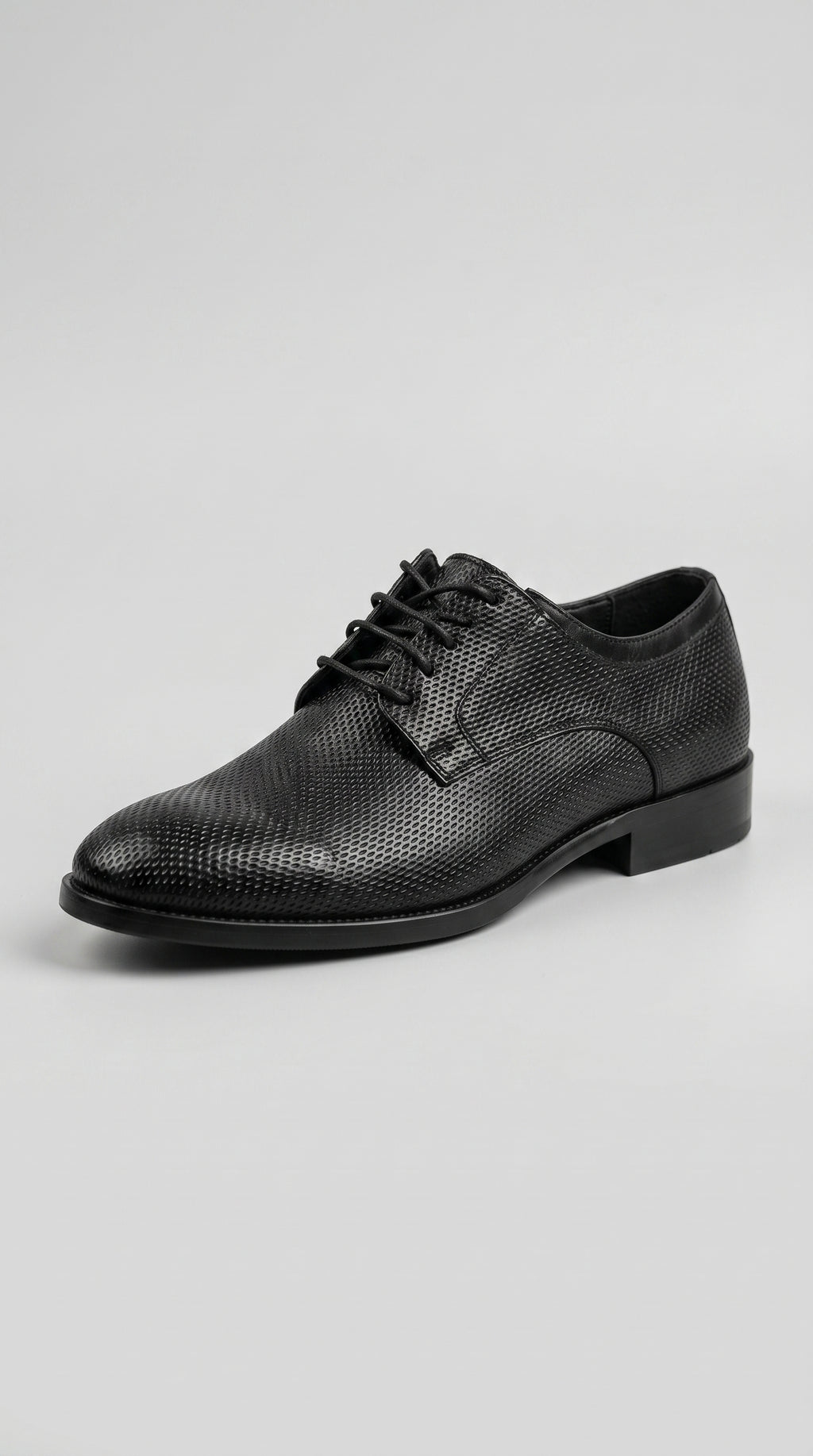 Scarpa Derby Artigianale in Vitello Stampato – side view on neutral background – Philip Zepter