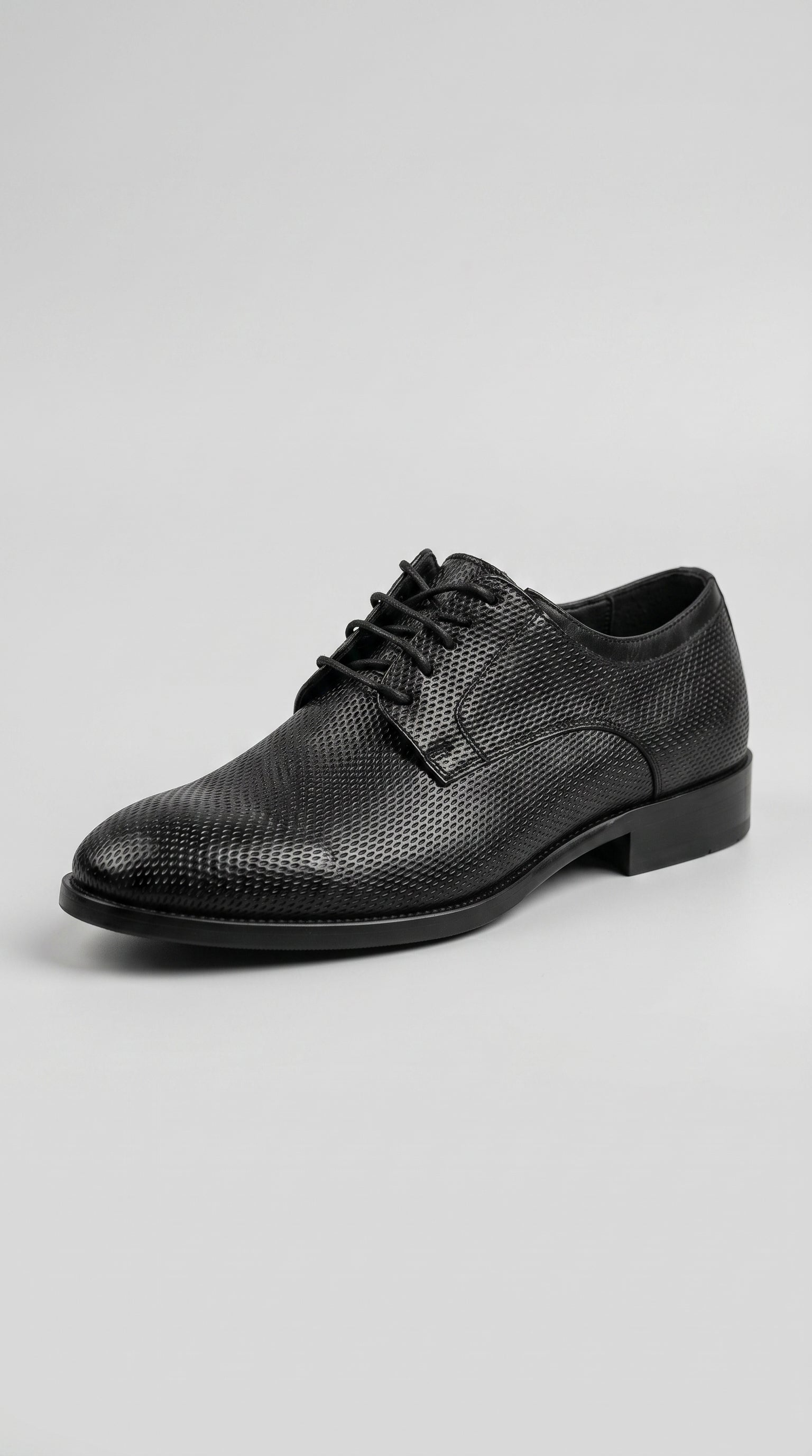 Scarpa Derby Artigianale in Vitello Stampato – side view on neutral background – Philip Zepter